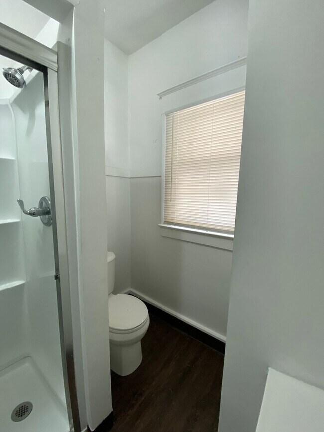 Foto del edificio - Two Bed, One Bath Apartment Located Downtown