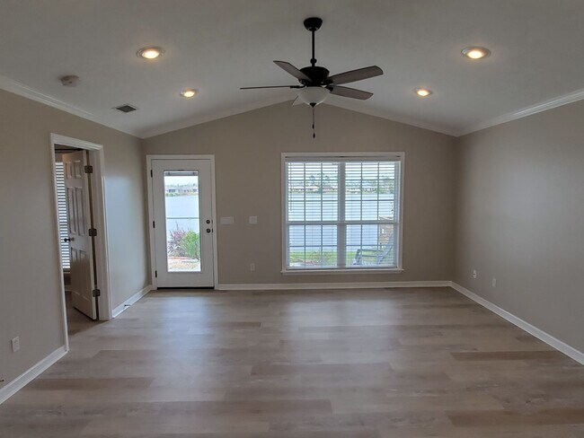 Foto del edificio - Waterfront Home on Lake Marin! 3 BR|2.5 BA with Great Outdoor Space!