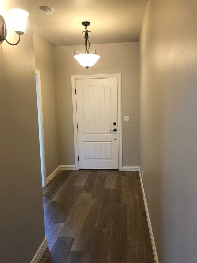 Building Photo - Like new 3 bedroom 2 bath Duplex in Ivins!!