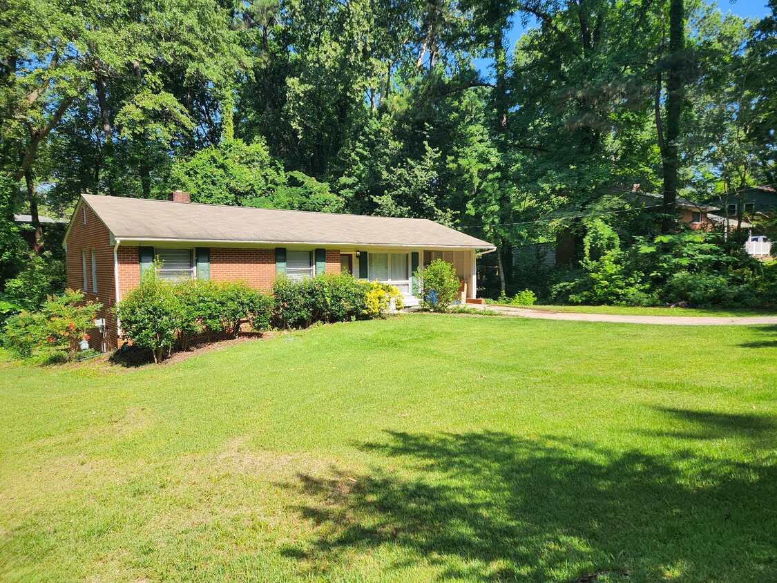 Quiet but convenient neighborhood - 1518 Ashburton Rd