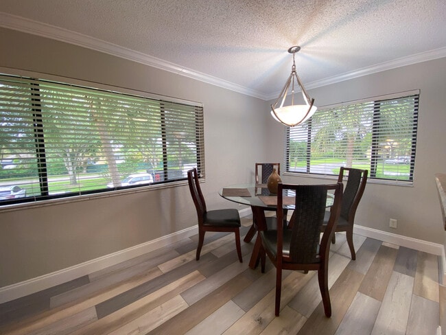 Building Photo - 711 Forest Club Dr