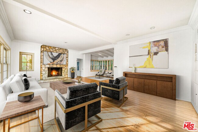 Foto del edificio - 2130 Mandeville Canyon Rd