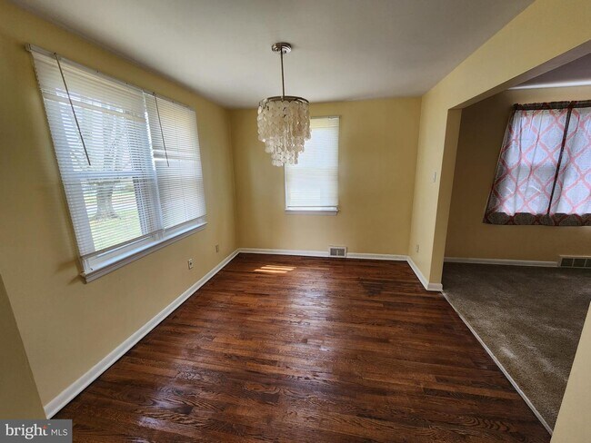Building Photo - 406 W Woodview Rd