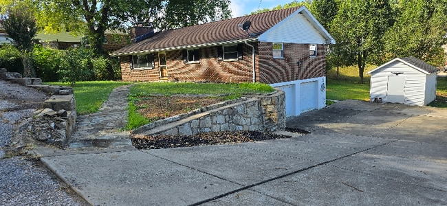 1801 Oakwood Dr