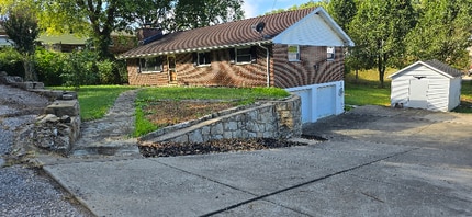Building Photo - 1801 Oakwood Dr