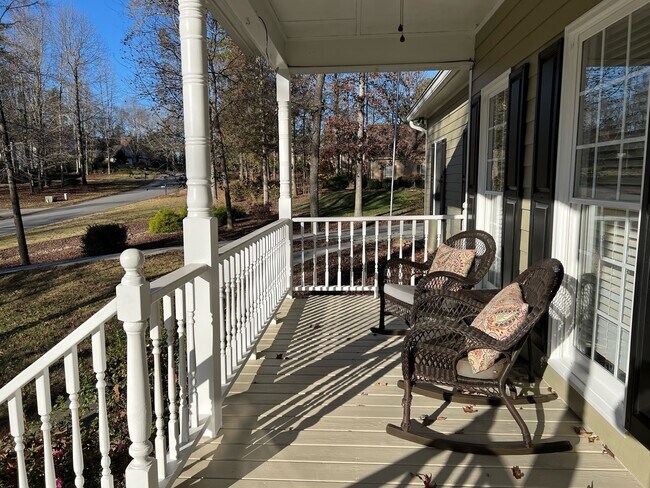 Porche delantero amueblado - 7675 Paces Ln