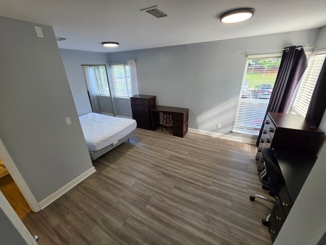 Building Photo - 1330 Hunters Rd