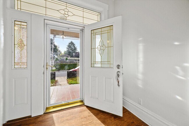 main entrance - 1842 Winhurst St