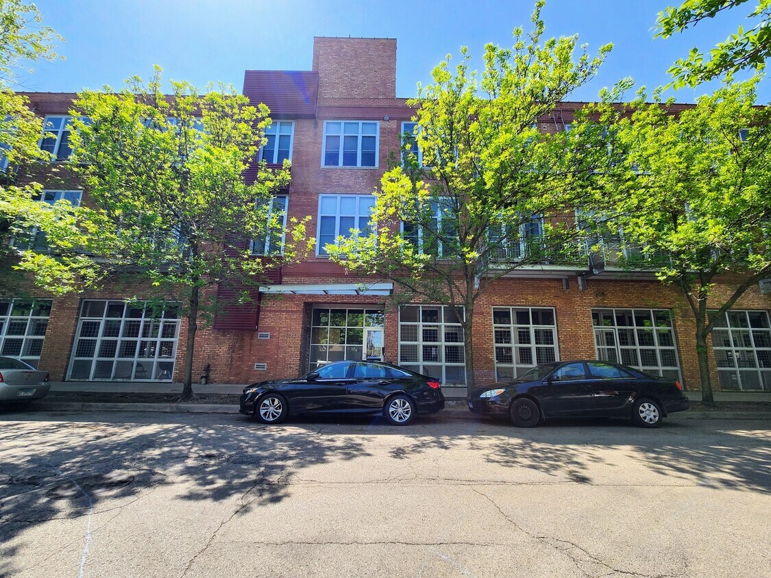 Primary Photo - 2111 W Churchill St