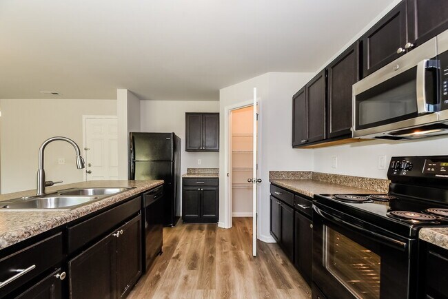 Foto del edificio - 102 Forest Bend Way