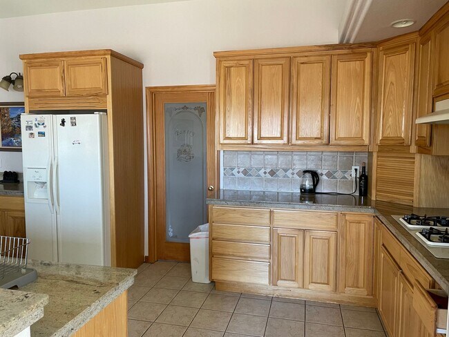 Building Photo - Beautiful 2 bedroom home with expansive li...