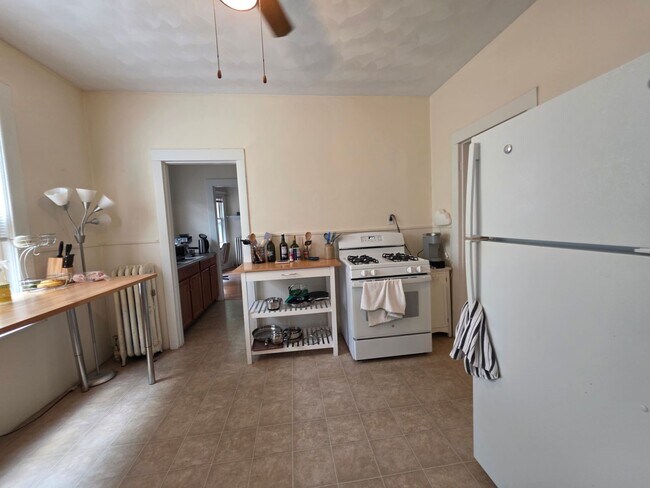Foto del edificio - No Brokers Fee, Heat, Hot Water Included, One parking is Included, 2 Porches, Free Laundry