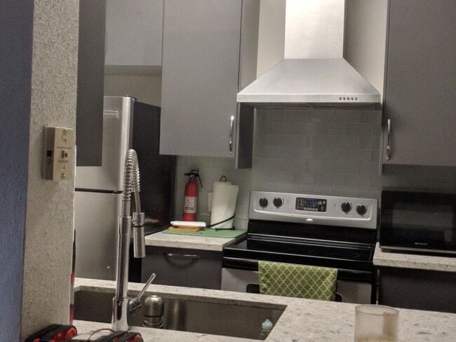 Kitchen w/powerful vent - 1330 Old Spanish Trl