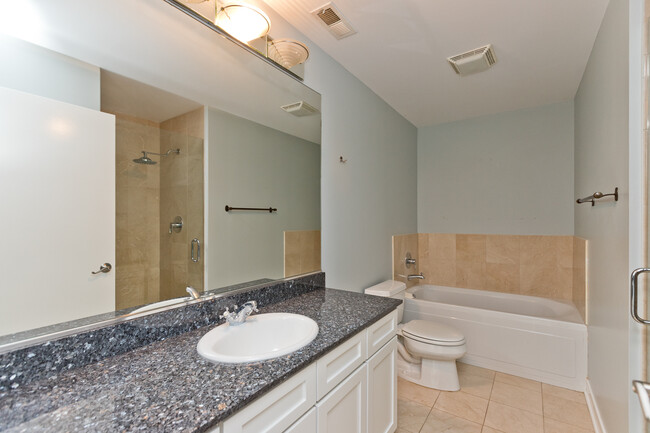 Foto del edificio - Bright and spacious 2 bed, 2 bath condo w....