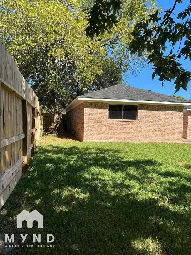 Building Photo - 1911 Bogatto St