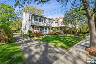 Building Photo - 222-224-224 Woodside Ave