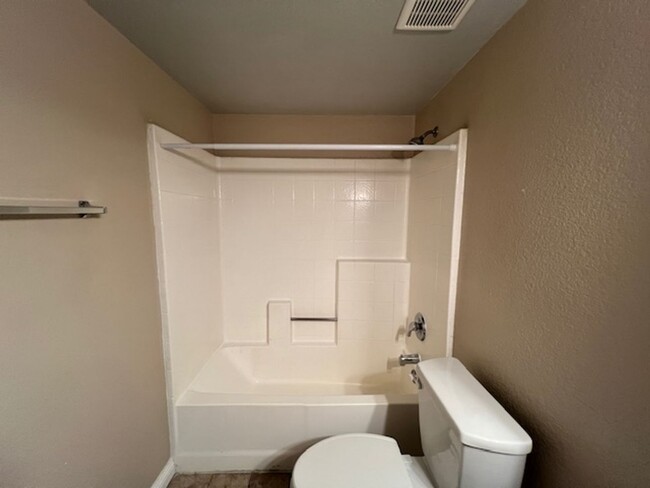 Building Photo - Fabulous 3 bedroom  Condo