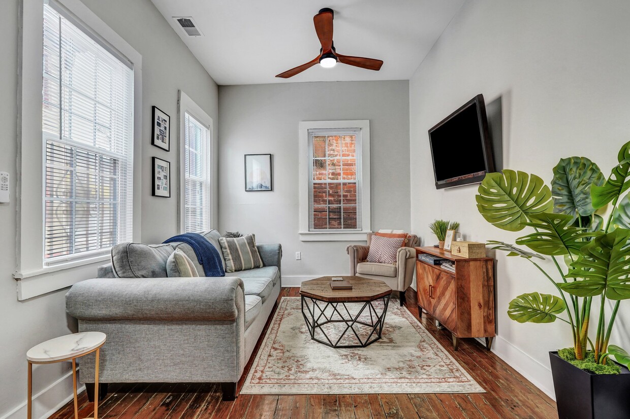 Foto principal - 305 W Waldburg Ln