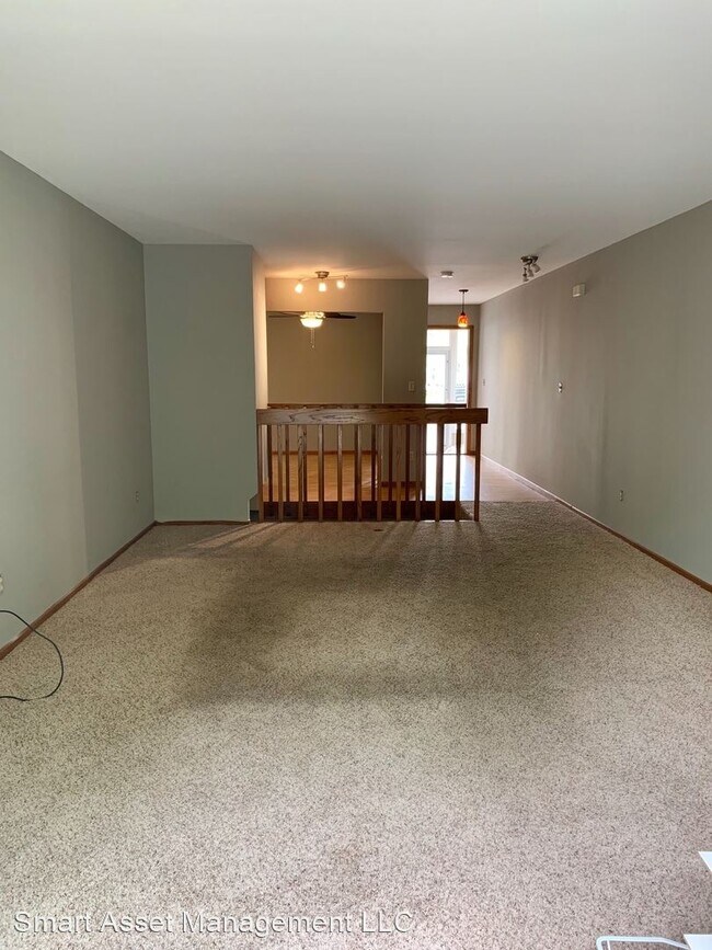 Building Photo - 455-465 Hiview Dr