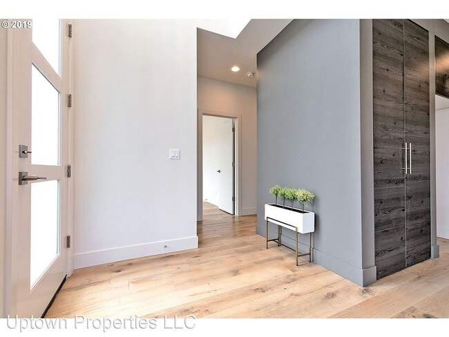 Building Photo - 4 br, 2.5 bath House - 8057 SE 19th Avenue