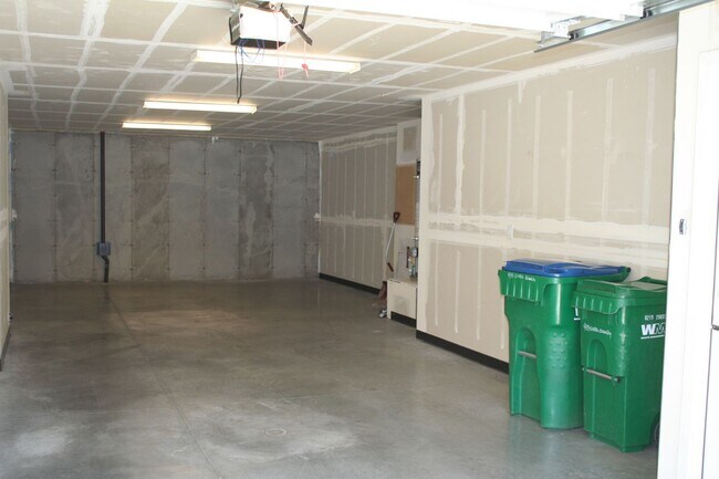 Building Photo - Near UNR/3 Bed Condo