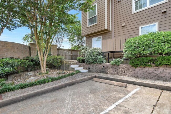 Building Photo - 1880 White Oak Dr
