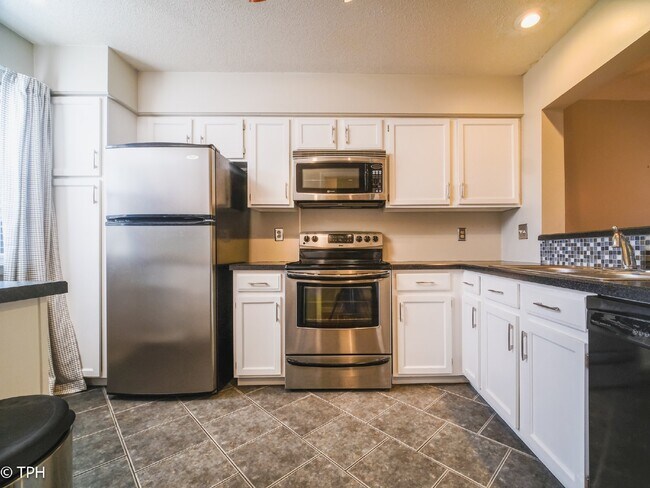 Foto del edificio - "Charming 2-Bedroom Gem with Granite Elegance in Charlotte's Heart!"