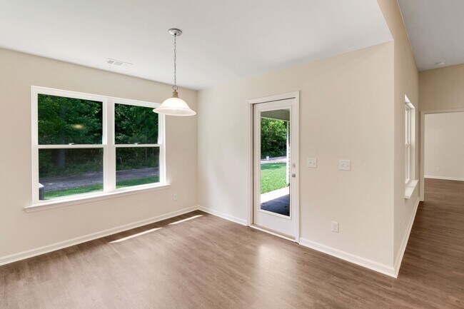 Building Photo - 3 Bedroom Home