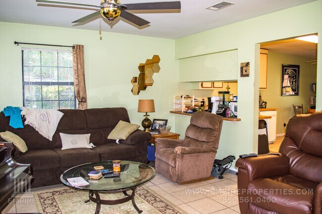 Building Photo - Spacious Midtown Townhome with Modern Fini...