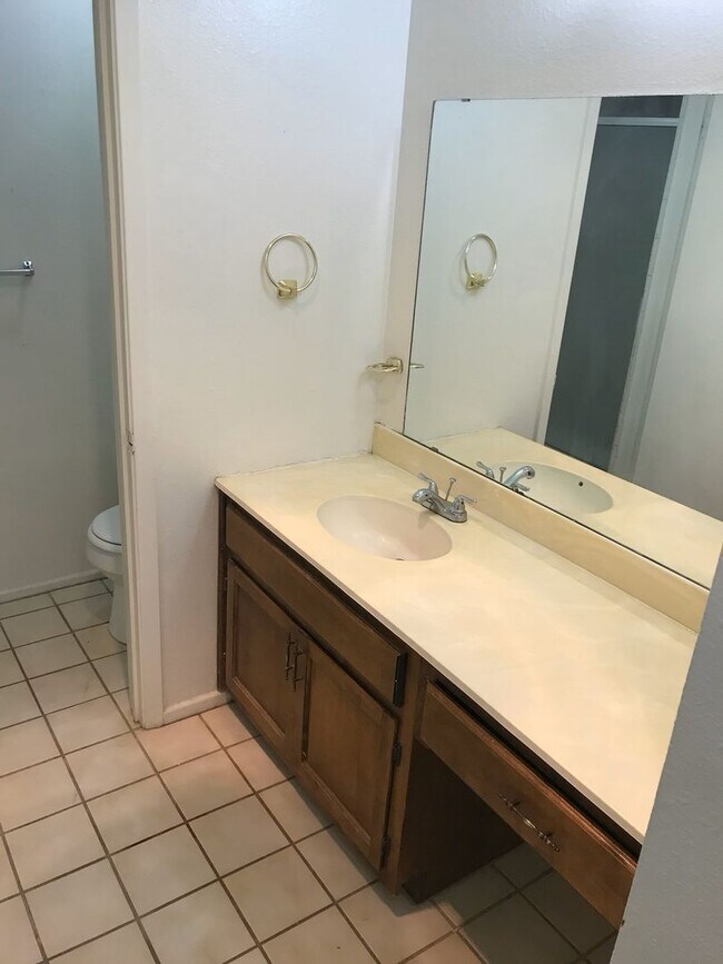 Building Photo - Very nice 2 bed 2 bath water paid
