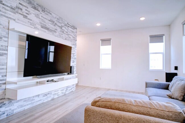 Building Photo - 5503 Sandcliff Ln