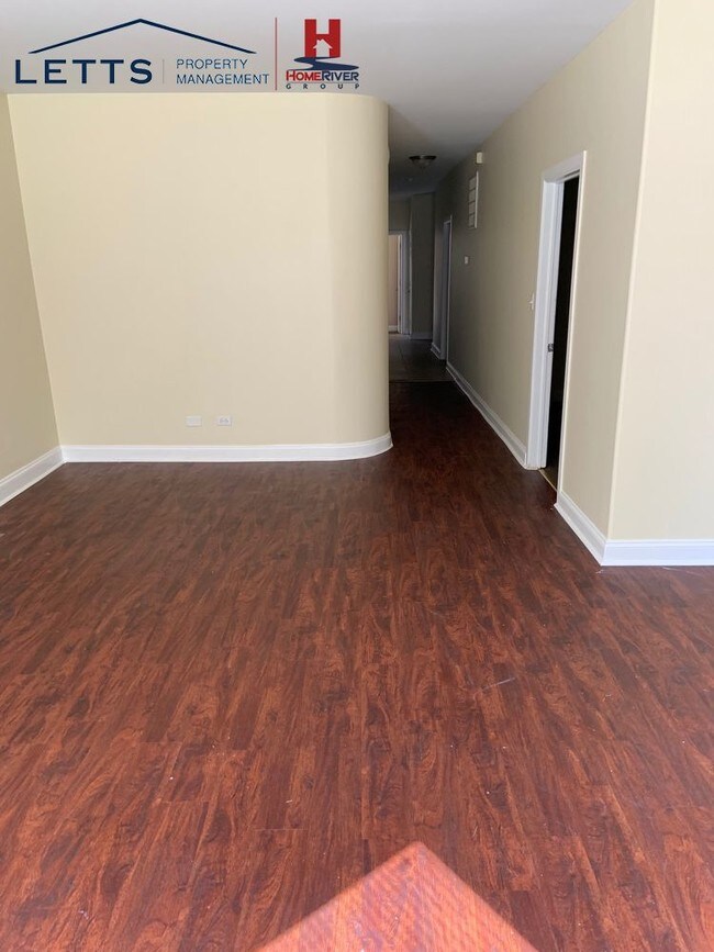 Building Photo - HUUUGE Newly Renovated 3 Bedroom