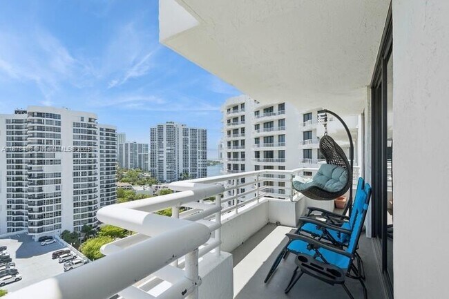 Foto del edificio - 3300 NE 192 St