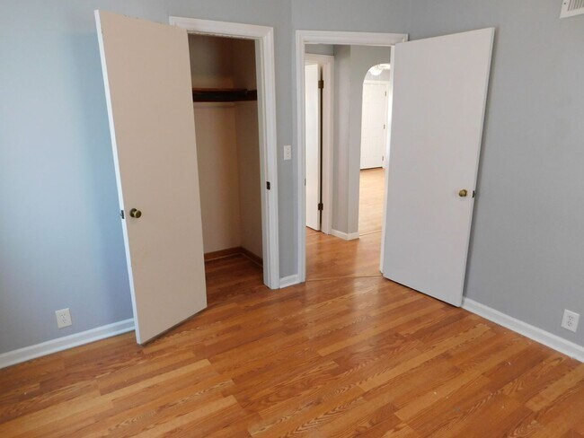 Foto del edificio - 3 bed 1 bath house with fenced back yard
