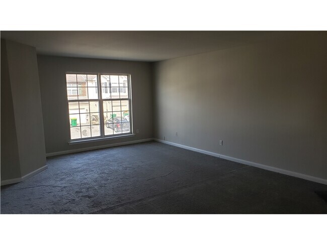 Building Photo - 10 Tether Ct