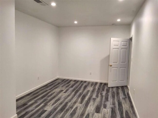 Building Photo - 325 Sunderland Way