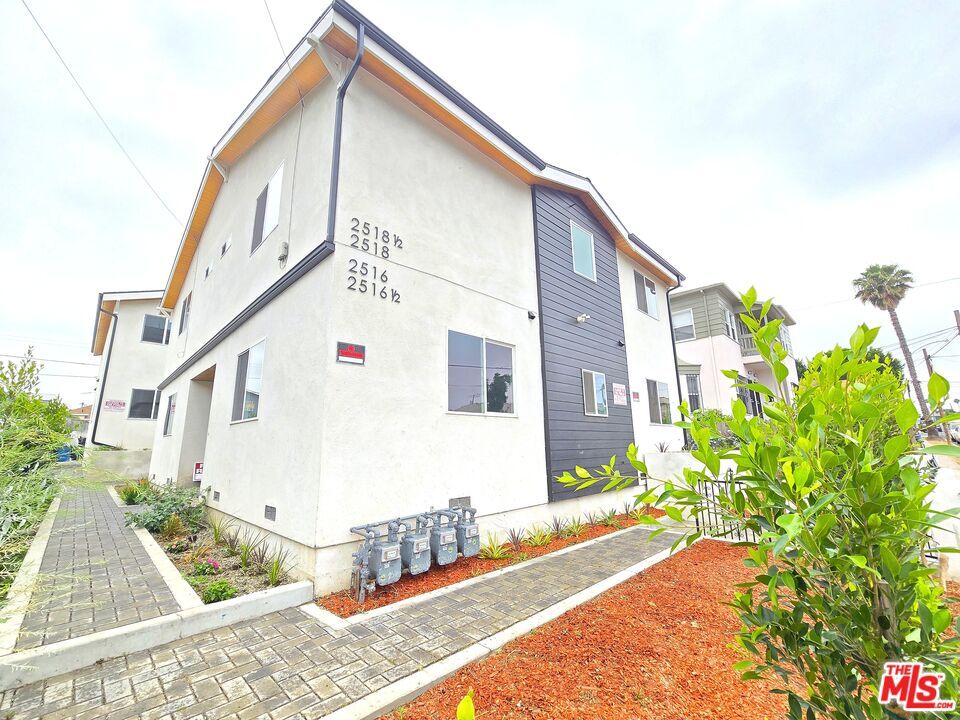 Primary Photo - 2516 Malabar St