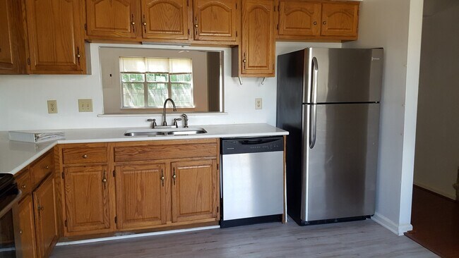 Building Photo - WOW! Don't Miss out on This Virginia Beach...