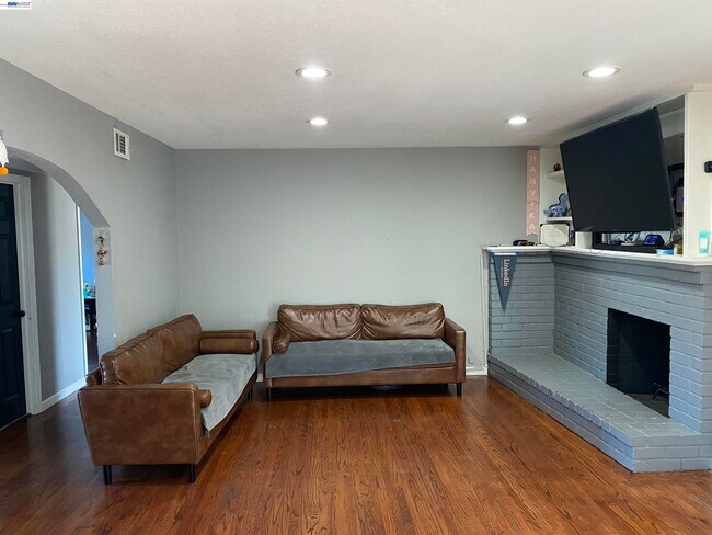 Building Photo - 25 Casper St