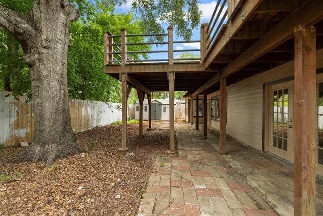 Building Photo - 1819 Redwood Ct