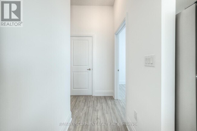 Building Photo - 450 Dundas St E