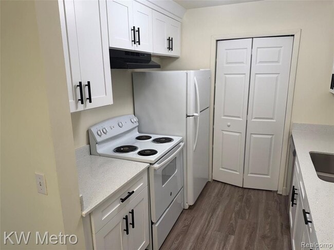 Foto del edificio - 2049 Duck Lake Rd N