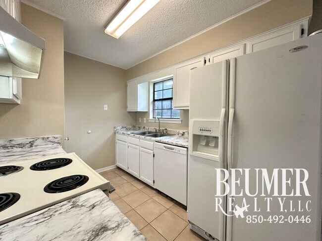 Building Photo - Charming Home 3BR/2BA Move in Ready Locate...