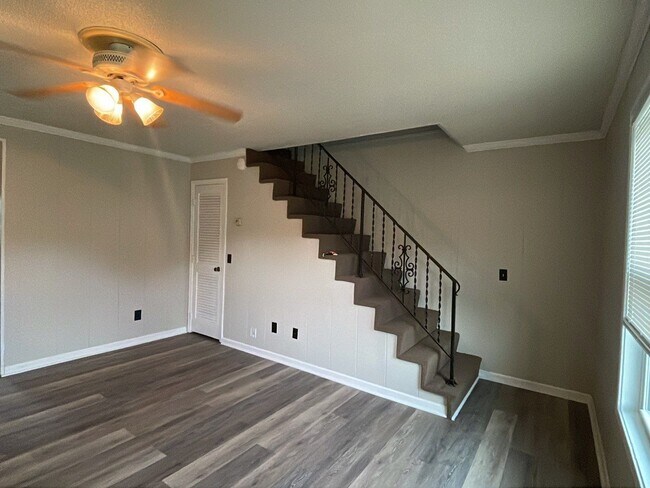 Foto del edificio - 2 Bedroom 1.5 Bath Townhome - FIRST FULL MONTH RENT FREE!!