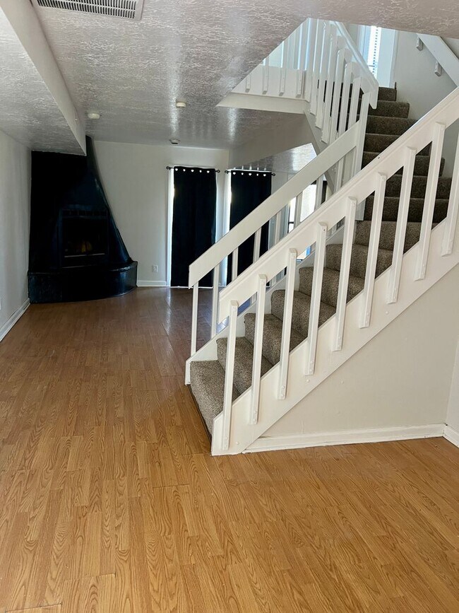 Building Photo - Great Town-Home!!