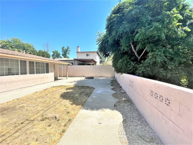 Building Photo - 1437 W 104th St