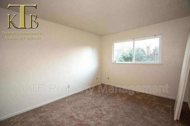 Building Photo - 300 Montrose Dr