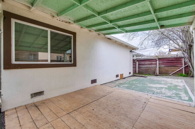 Building Photo - ***FIRST MONTH FREE*** Hardwood Floors- Ga...