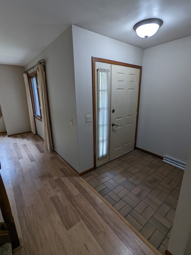 Foyer - 20 Firestone Ct