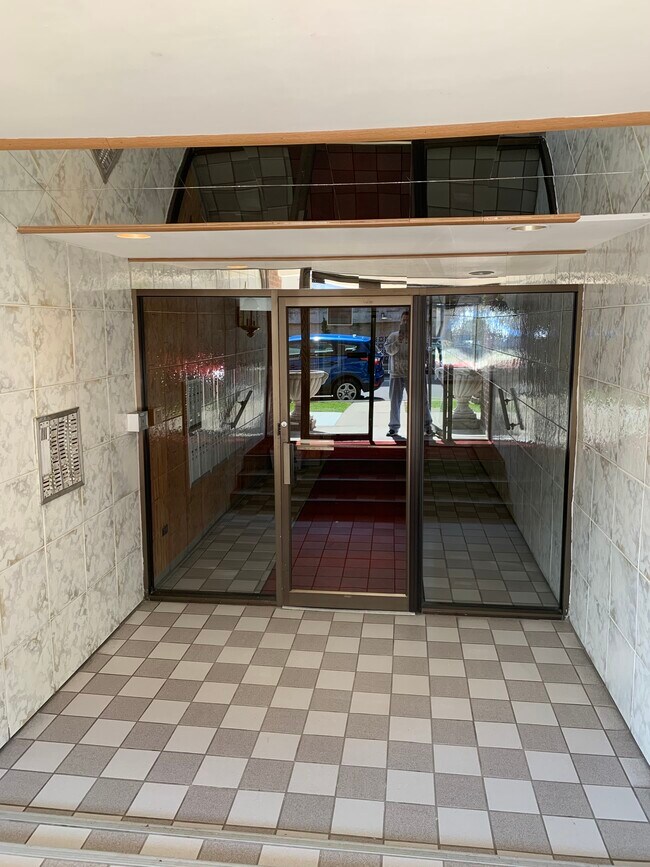 Outer Lobby - 2000 W Summerdale Ave